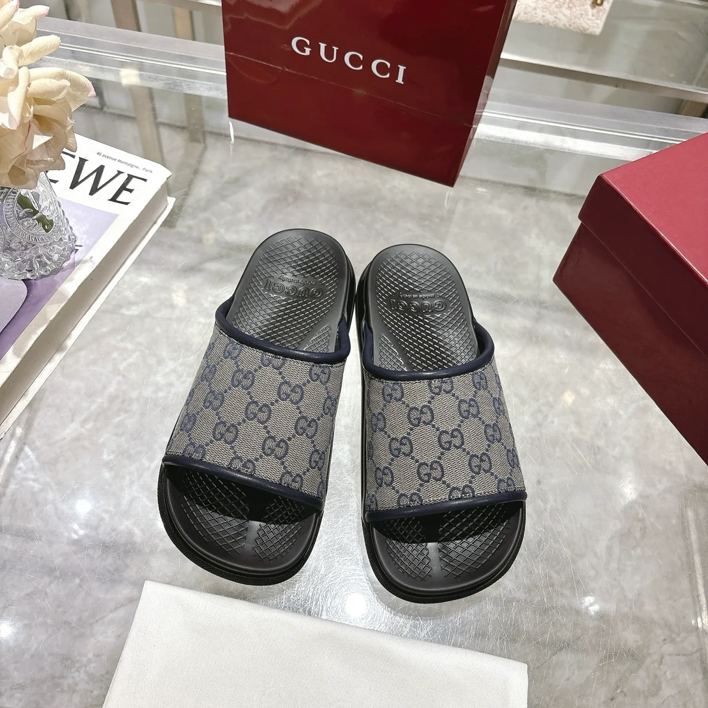 p400🐮🐮New summer men's slip-on slippers. Inspired by the summer spirit and beach clubs of the Italian coast, this piece is part of Gucci Lido. The Pre-Fall collection reinterprets the brand's signature elements and sophisticated patterns in a contemporary way. Made from black rubber, these flat sandals feature a slip-on design that reinterprets the brand's distinctive green and red web design. GG Classic Upper Men's Molded Rubber Footbed Gucci Logo Flat Made in Italy Size: Men's 40 to 47,